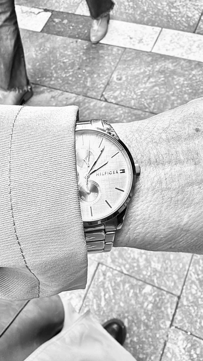 Detalle personal: reloj en la muñeca
