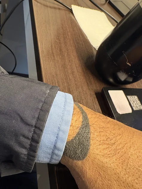 Detalle personal: tatuaje en el antebrazo